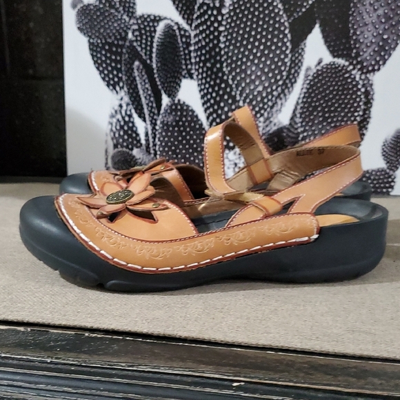 Brown Leather Sandals with Floral Design - Picture 7 of 15